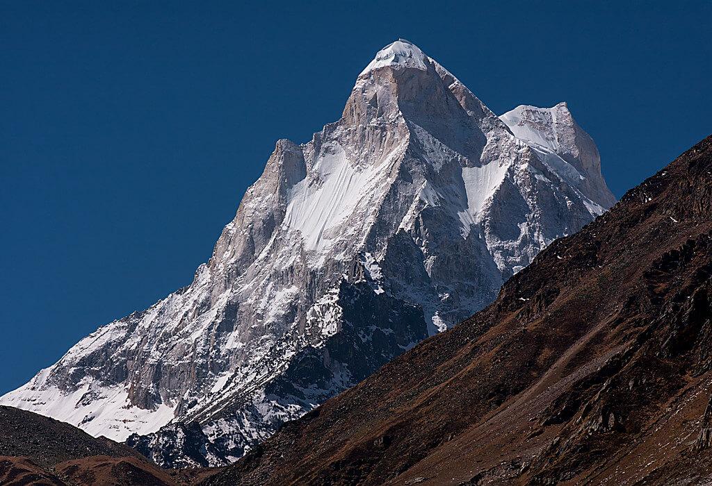 The Altitude Divide: Climbing 6000m and 7000m Peaks with Frontpoint Adventures vs. Commercial Mass Operators