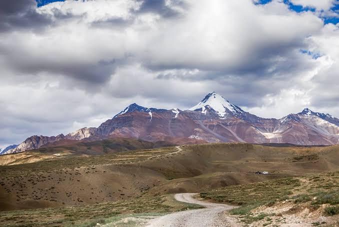 Lungser Kangri — The highest peak of the Rupshu plateau